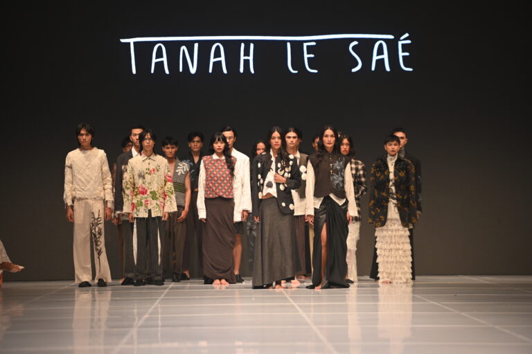 Analogi Jiwa Tanah Le Saé di Jakarta Fashion Week 2026