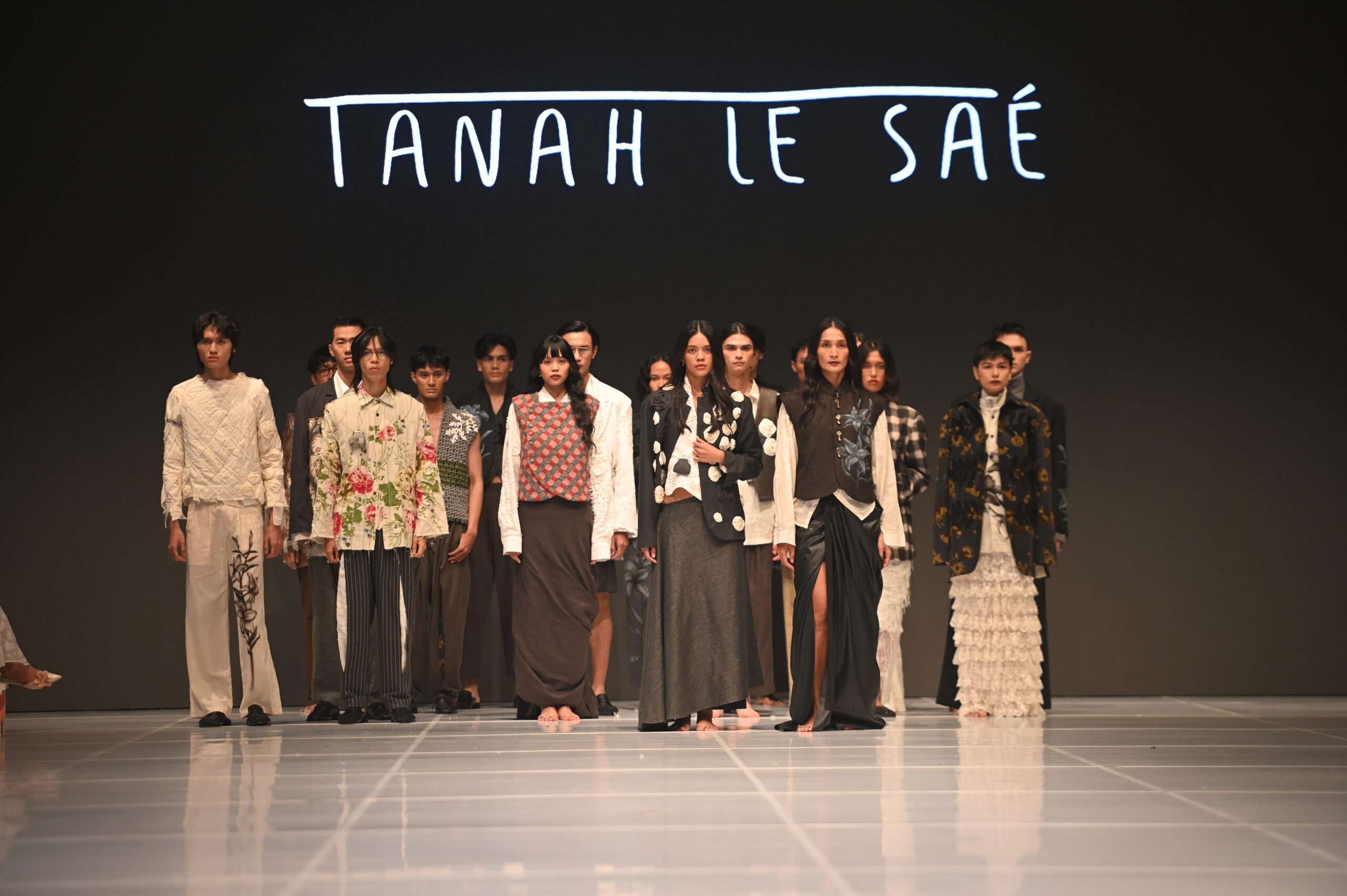 Analogi Jiwa Tanah Le Saé di Jakarta Fashion Week 2026
